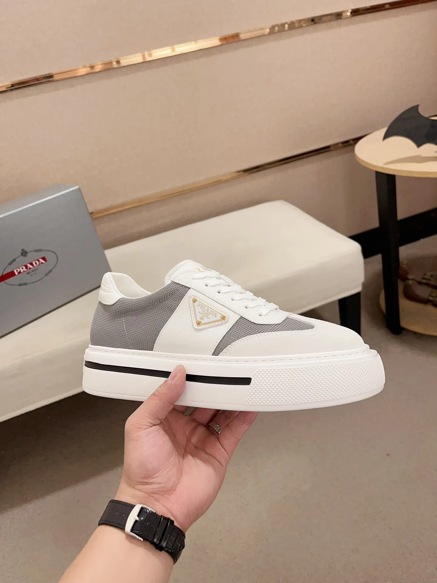 Men's shoes 💰 580💰 ✔️✔️✔️Higher version High-quality new PRADA (Prada) counters are launched simultaneously. The new men's shoes and 😘 fabrics are made of high-tech glue-spraying technology. Lining: Full cowhide lining. 👍🏿 High-end ☄️ air-cushion molded anti-slip rubber outsole, exquisite lines, simple and elegant, comfortable and high-end for leisure travel. Code number: 38 to 44 (45 can be customized and cannot be returned or exchanged)